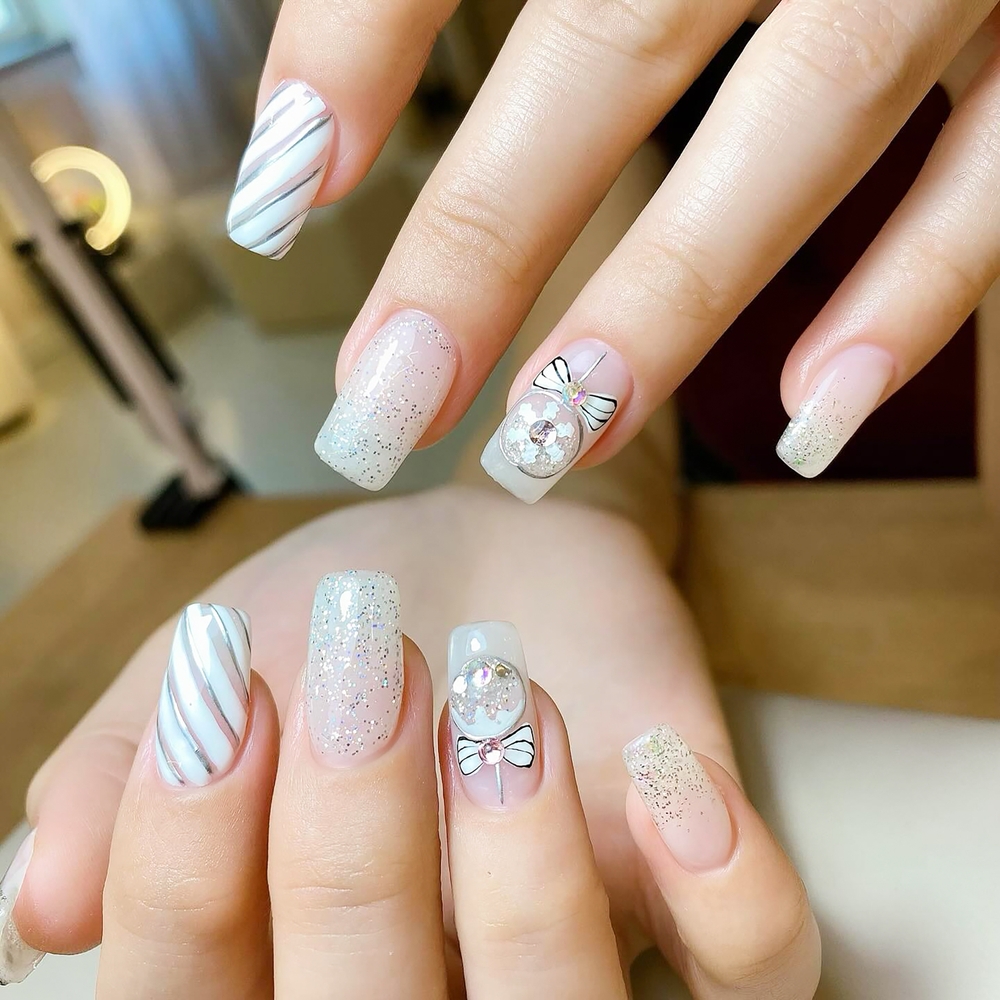 Nagels met chrome strepen, strikjes en steentjes